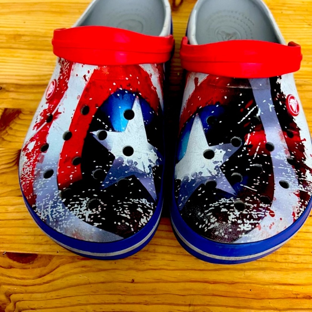 Captain America Shield Crocs. Size 7 Men, 9 Women but the fit is for Teens.